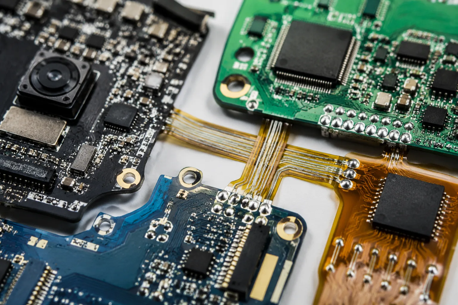 Imagen de alta resolución que muestra cómo se aplica con precisión el adhesivo conductor sobre conjuntos electrónicos flexibles o rígidos, demostrando su utilidad en casos donde la soldadura no es adecuada.